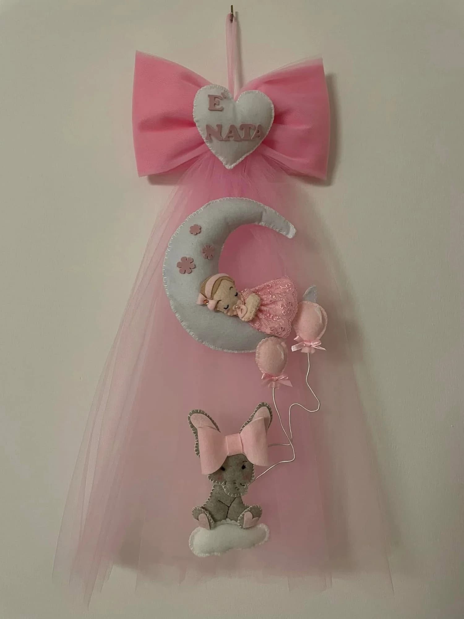 Un sogno in rosa: tulle, una luna e un dolce benvenuto. Creazione artigianale personalizzata.