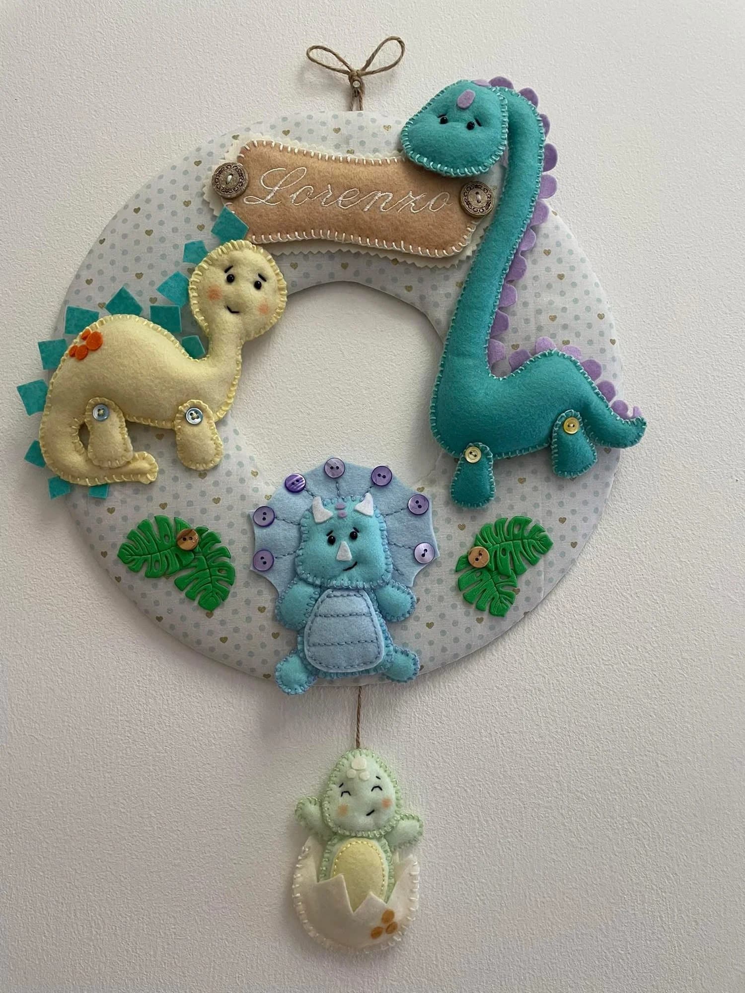 Piccoli grandi dinosauri: una ghirlanda per piccoli esploratori. Creazione artigianale personalizzata.