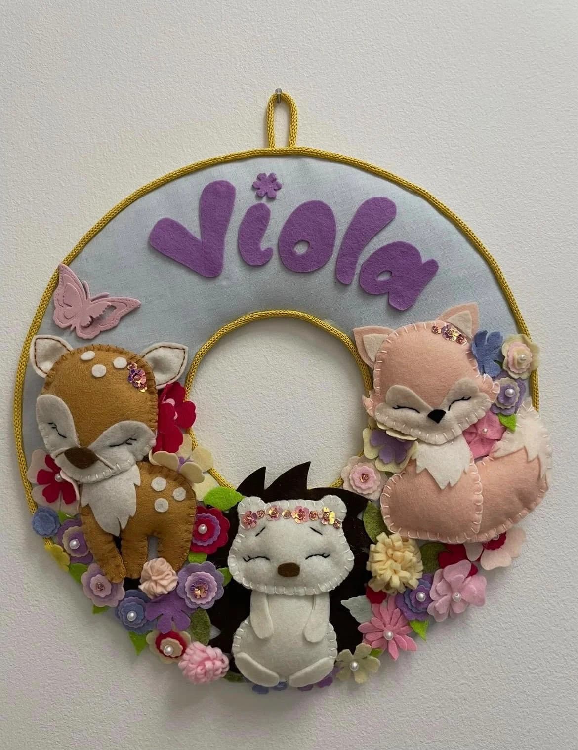 Il mondo incantato di Viola: fiori e personaggi da fiaba. Creazione artigianale personalizzata.