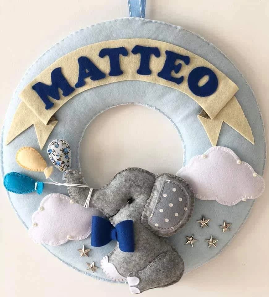 Tra le nuvole, Matteo: azzurro, nuvole e un piccolo elefante. Creazione artigianale personalizzata.